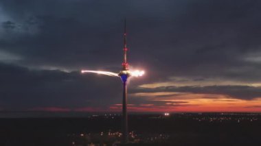 Tallinn.Estonya-20.2020: Tallinn Estonya 'daki başkentin havadan görünüşü ve başkentteki TV kulesinden havai fişekler geliyor.