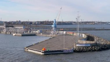 Tallinn.Estonya-4 Şubat 2020: Estonya 'nın Tallinn limanından liman bölgesinin manzarasıyla ayrılan bir gemi