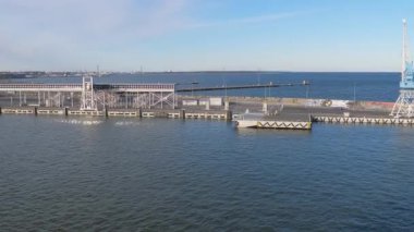 Tallinn.Estonya-4 Şubat 2020: Estonya 'nın Tallinn limanındaki liman alanlarının manzarası 