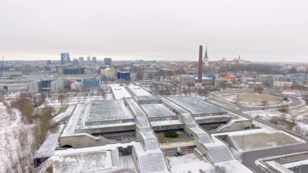 爱沙尼亚塔林 2017年1月17日 爱沙尼亚塔林市政厅倒塌 被遗弃在城市港口附近的空中景观 摄像机向前移动 冬季时间 — 图库视频影像