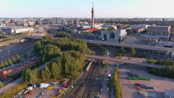 2021年8月30日 芬兰赫尔辛基市中心美丽的航拍 展示了令人惊叹的城市景观和建筑 日落了电视塔 鼓手慢慢地上下移动 — 图库视频影像