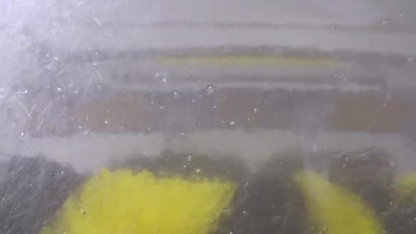 Bliżej Przyjrzeć Się Żółtej Dużej Szczotki Pralki Samochodowej Mieście Rozbryzgiem — Wideo stockowe