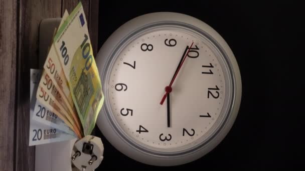 Nahaufnahme Eines Euros Einer Steckdose Mit Einer Uhr Dahinter Hohe — Stockvideo
