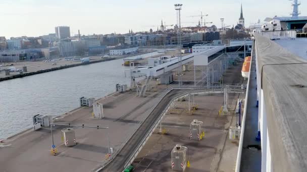 タリン エストニア 2月4 2020 側面にドック上の乗客船とエストニアのタリン港内のパノラマビュー カメラズームアウト — ストック動画