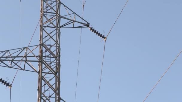 Mástil Alta Tensión Con Cables Aisladores Cielo Azul Fondo Electricidad — Vídeo de stock