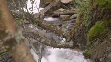 Norveç 'teki şelaleden akan su manzarası. Yılın yaz zamanı. Alt kamera hareketi. Jeoloji görüntüsü.