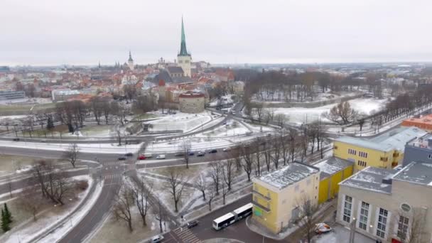 タリン エストニア 2017 タリンエストニアの街路の車やバスは 地面に厚い雪で空中ビューの市役所の景色を眺める — ストック動画