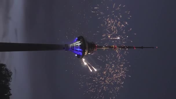 Tallinn Észtország Augusztus 2020 Fényes Tűzijáték Tallinni Toronyban Észtország Alatt — Stock videók