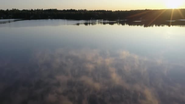 Flygfoto Över Dimmiga Sjön Och Den Stigande Solen Morgonen Spegelblank — Stockvideo