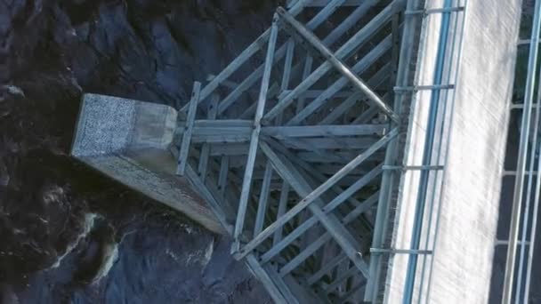 Úžasné Bezpilotní Zorné Pole Dřevěného Mostu Přes Řeku Letecký Geologický — Stock video