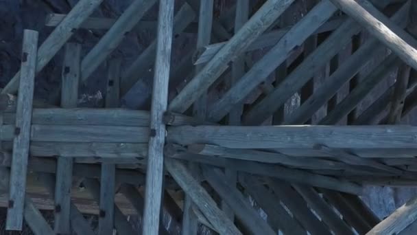 Úžasný Letecký Záběr Dřevěného Mostu Přes Řeku Lese Letecká Geologie — Stock video