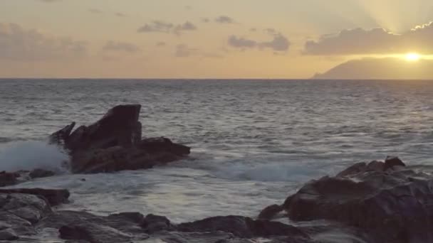 テネカナリア諸島の海の風景景 スペインのテネリフェの空の日没 カメラはゆっくりと右に移動する ピルバイン ホリソン 地質学ショット 4Kについて — ストック動画