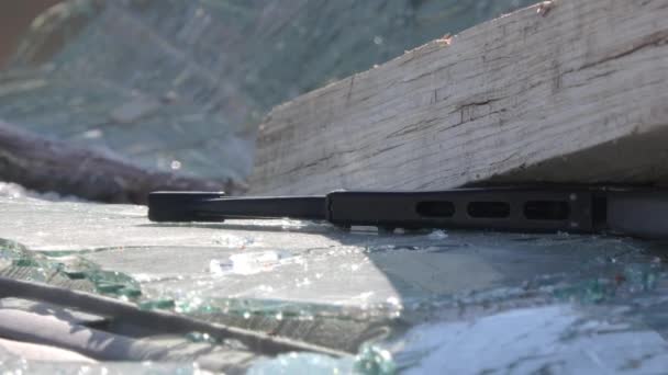 Nahaufnahme Der Überreste Einer Zerbrochenen Autoscheibe Die Das Glas Zeigt — Stockvideo