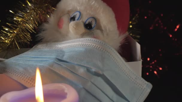 Bližší Pohled Skřítka Obličejovou Maskou Vedle Svíčky Vánočními Ozdobami Kamera — Stock video