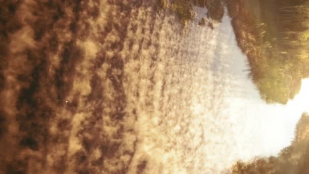 Długa Rzeka Gładkiej Powierzchni Pokryta Mgłą Opuchnięta Promieniami Porannego Słońca — Wideo stockowe