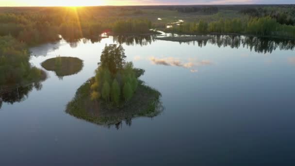 Reflejo Las Nubes Agua Del Lago Presa Estonia Con Sol — Vídeos de Stock