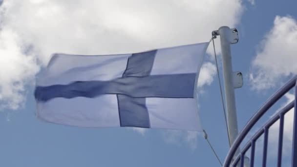 Bandeira Finlandesa Bordo Navio Acenando Sobre Brisa Vento Céu Azul — Vídeo de Stock