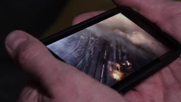 Zbliżenie Kogoś Kto Ogląda Film Wojny Ukrainie Smartfona Wojna Informacyjna — Wideo stockowe