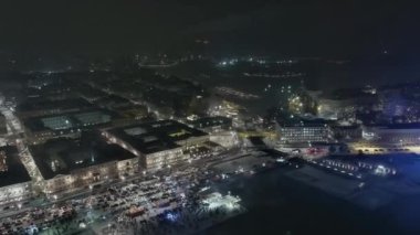 Helsinki. Finlandiya-31 Aralık 2021: Havai fişekler sırasında Helsinki 'nin merkezini gösteren hava görüntüleri. Güzel bir şehir manzarası. Gece vakti. Yeni yıl arifesi. Kış zamanı. Kamera yavaşça yana hareket ediyor.