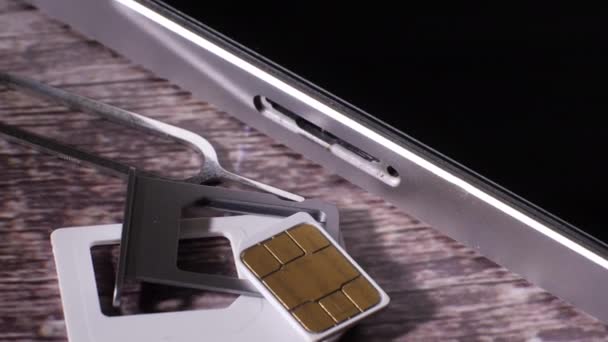 Detailní Záběr Štěrbiny Sim Kartě Stříbrného Smartphonu Zobrazení Nástroje Potřebného — Stock video