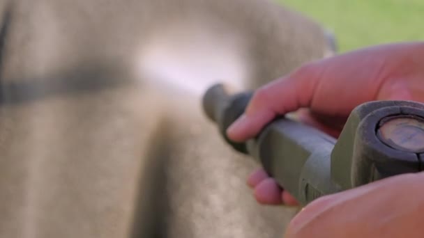 Bliższe Spojrzenie Podkładkę Ciśnieniową Wodą Czyszczącą Wycieraczkę Przed Trawnikiem Domu — Wideo stockowe