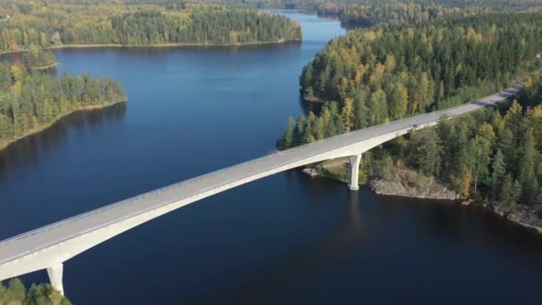 西马湖空中景观与长桥相交 相机向后移动 这些岛屿上覆盖着秋天的森林 靠近俄罗斯 芬兰边境 空中地质录像 — 图库视频影像