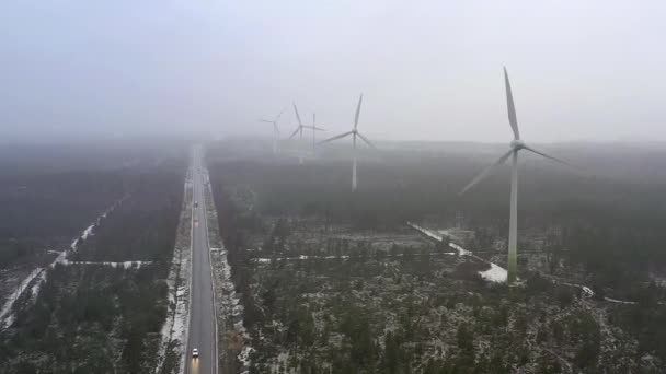 Bella Ripresa Aerea Generatori Eolici Una Foresta Finlandia Con Auto — Video Stock