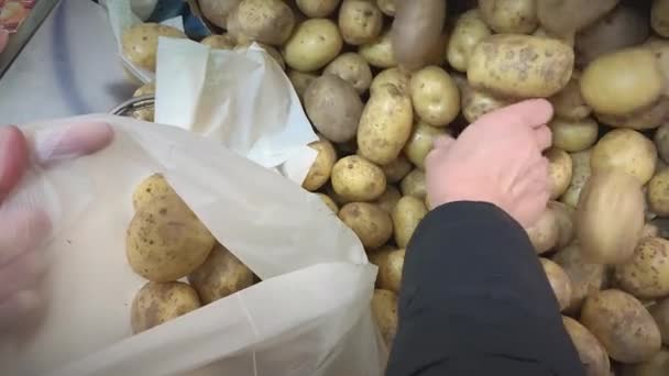 Nahaufnahme Des Einfüllens Von Kartoffeln Eine Tüte Einem Geschäft Die — Stockvideo