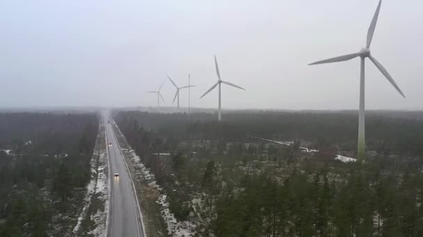 Prachtige Luchtfoto Van Auto Rijden Naast Windgeneratoren Finland Saai Weer — Stockvideo