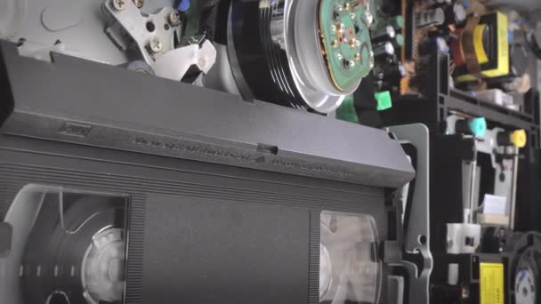 Vhsカセットが削除されている間 Vcrの内部を示すクローズアップショット カメラは少し後ろ向きに動いている 垂直フォーマットビデオ アメリカ合衆国 — ストック動画