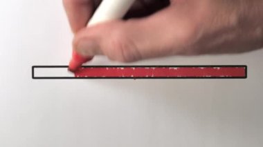Animasyon fikri üzerine yükleme çubuğunun kırmızı tam çubuğu sonra da ilerlemeyi kurutuyor. El kırmızı keçeli kalemi hızla hareket ettirir. Arka plan beyaz bir kağıt parçasıdır. Dikey Biçim Videosu 