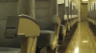 Nagoya. Japonya-31 Ekim 2019: antika bir tren vagonunda sıralı koltukların yakın çekimi. İçi bej ve siyah. Nagoya Japonya 'daki demiryolu müzesi. Geçmişe dönüş. Kamera yavaşça sağa dönüyor..