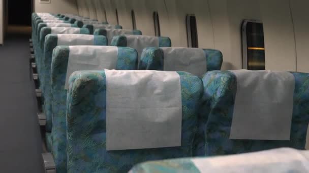 日本名古屋 2019年10月31日 列车车厢内的一排排座位 日本名古屋铁路博物馆 窗户和白墙蓝色和白色的座位 相机慢慢向上倾斜 — 图库视频影像