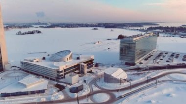 Espoo.Finland-3 Şubat 2022: Espoo Finlandiya 'da soğuk İskandinav kışında Keilaranta' nın havadan çekimi. Farklı binalar. Karlı şehir. Donmuş deniz. İnsansız hava aracı yavaşça ilerliyor.