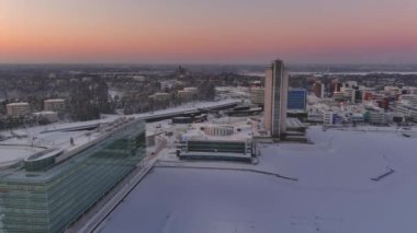 Espoo.Finland-3 Şubat 2022: Espoo Finlandiya 'da Keilaranta' nın kuzey kışında yüksek açılı görüntüsü. Karlı şehir. Farklı binalar. Donmuş deniz. İnsansız hava aracı yavaşça ilerliyor.