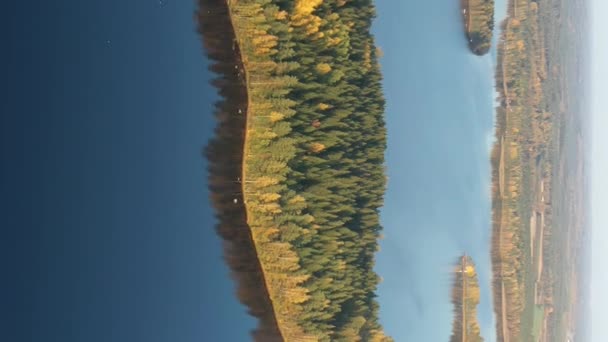 秋天阳光明媚的日子里 萨马湖中央岛上树木的空中景观 相机朝前移动 靠近俄罗斯 芬兰边境 垂直格式视频 地质学拍摄 — 图库视频影像
