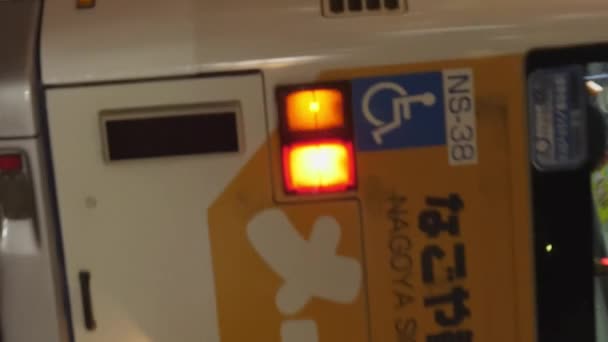 日本名古屋 2019年10月31日 在日本名古屋车站停靠的巴士 公共交通 大都市的交通 日文文本 相机慢慢地放大 垂直格式影片 — 图库视频影像