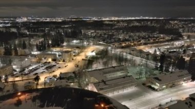Vanta.Finlandiya-29 Aralık 2021: Hiekkaharju Vantaa 'daki eski su kulesinin insansız hava aracı görüntüsü. Güzel şehir manzarası. Gece vakti. Kış zamanı. Kamera yavaşça geriye hareket ediyor.