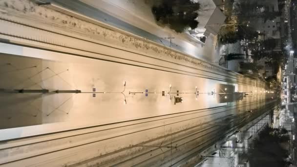 芬兰万塔 2021年12月29日 小型拖拉机清扫万塔火车站站台上的积雪 是的空中射击 无人机在前进 垂直格式影片 — 图库视频影像