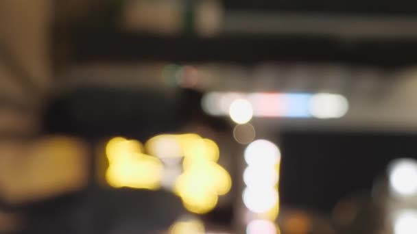 名古屋 2019年10月31日 日本の名古屋の街並みの輝くボケ効果 焦点から 焦点を合わせていない街灯 ナイトタイム 人々は歩いている 都市生活 垂直フォーマットビデオ — ストック動画