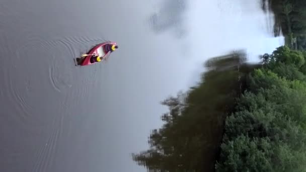 Widok Powietrza Ludzi Wewnątrz Kajaka Estonii Pływających Rzece Wsi Aktywne — Wideo stockowe