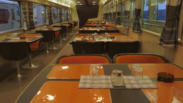 日本名古屋 2019年10月31日 在一列火车的餐厅车厢内 在长途火车上吃饭 日本名古屋铁路博物馆 黑色和橙色 相机慢慢向上倾斜 — 图库视频影像