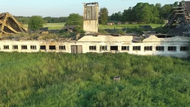 コエル エストニア 7月5 2021 古い忘れられた農場の建物の空中撮影 自然が乗っ取った ゆっくりとソ連の構造を崩壊させていく 自然が乗っ取った ドローンが向かって右に曲がる — ストック動画