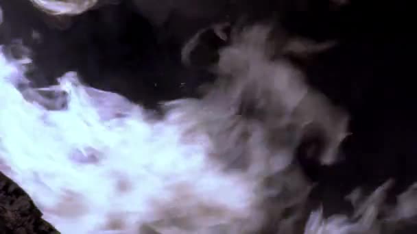 Velký Oheň Zpomaleném Záběru Táborovém Ohni Během Letního Slunovratu Pozadí — Stock video