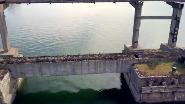 爱沙尼亚 哈拉湾 2017年6月28日 一个非常罕见的破旧不堪的潜艇海军基地 混凝土结构 苏联时代相机慢慢向左移动 — 图库视频影像