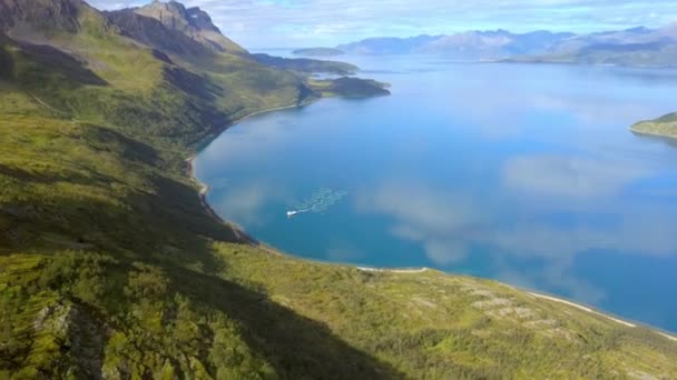 Fiordo Agua Mar Azul Medio Las Montañas Nubes Brillantes Reflejadas — Vídeos de Stock