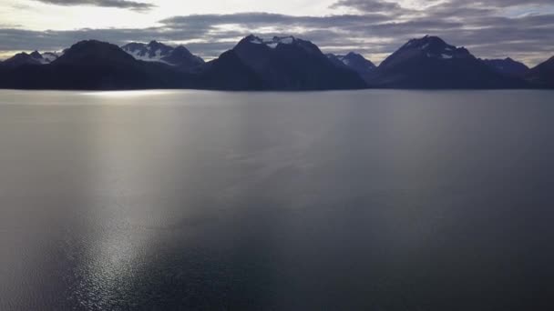ノルウェーのフィヨルドの海と山々は午後の空中視界で見られる 空は半分曇っている 氷河の氷で覆われた山岳地帯 カメラがゆっくり上に移動する — ストック動画
