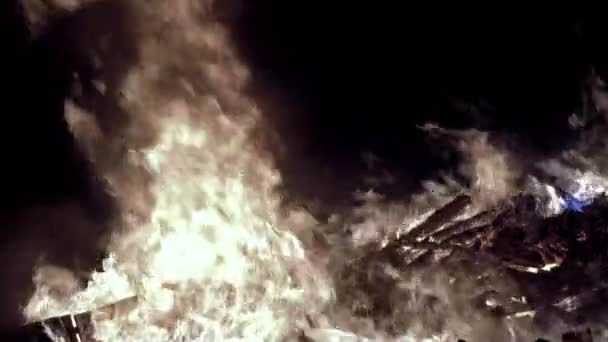 Αργή Κίνηση Της Μεγάλης Πυρκαγιάς Κατασκήνωσης Στην Ακτή Από Μέσα — Αρχείο Βίντεο