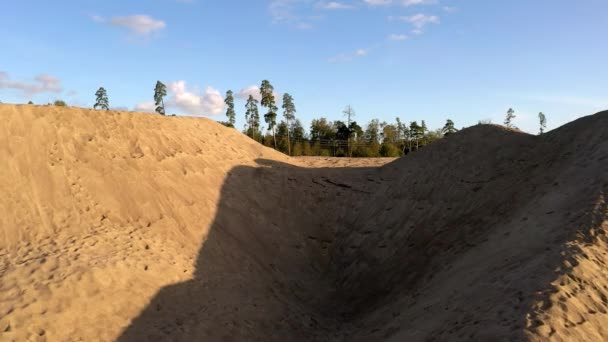 Guarda Più Vicino Terreno Marrone Sulla Zona Cava Sabbia Con — Video Stock