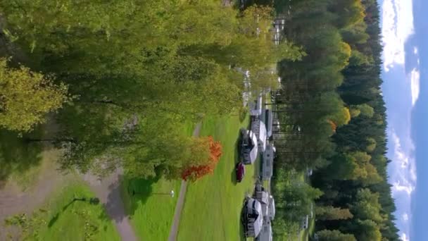 Árvores Altas Torno Área Caravana Durante Férias Ponto Vista Drone — Vídeo de Stock